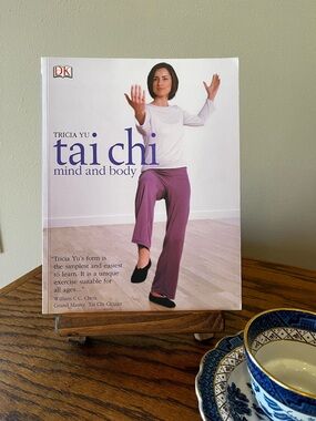 Tai Chi Mind and Body - Paperback, by Tricia Yu - Very Good Condition DK Books